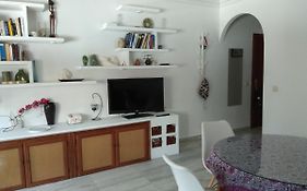 Apartamento cerca del mar con piscina y parking.
